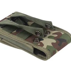Vue détaillée de la poche de téléphone tactique camouflage montrant les sangles MOLLE et boutons.