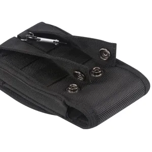 Détail pochette tactique nylon noir résistant, boutons-pression et mousqueton métallique.