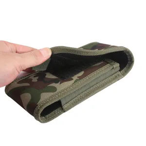 Étui de téléphone tactique camouflage durable avec fermeture velcro sécurisée pour usage quotidien.