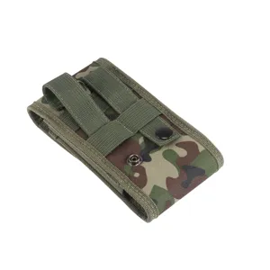 Détail de pochette tactique pour téléphone, sac utilitaire camouflage avec sangle Molle.