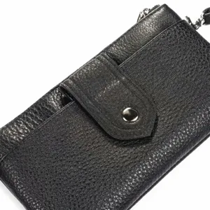Gros plan détaillé d'un portefeuille pochette pour homme en cuir noir avec texture et fermeture éclair.
