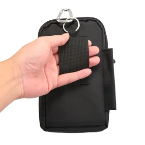 Marsupio tattico per cellulare in dettaglio, custodia da cintura nera in nylon con moschettone.
