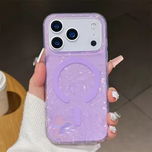 Vista detallada de la funda de teléfono con concha brillante lavanda, cubierta magnética MagSafe.