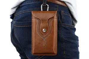 Braune Leder Outdoor Handyholster mit Karabinerhaken Gürteltasche für Smartphones.