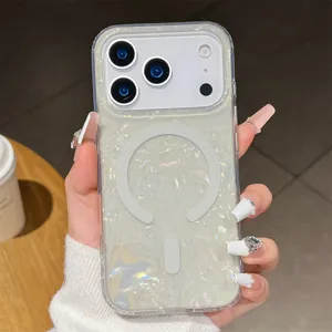 Vista detallada de la funda magnética con patrón de concha brillante, parte trasera brillante.