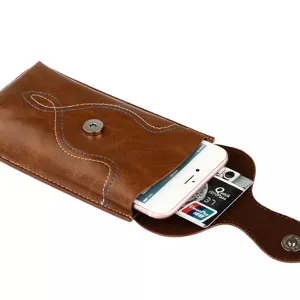 Braune Leder-Handytasche Detailansicht mit Magnetverschluss und Kartensteckplatz.