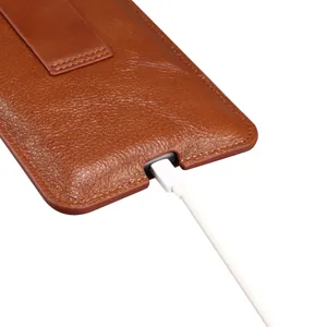 Braunes Leder Handy Gürteltasche Detailansicht mit Gürtelschlaufe und Ladeanschluss Aussparung.