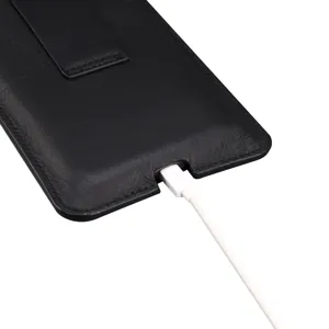 Schwarze Leder-Handytasche mit Gürtelclip und Ausschnitt für Ladeanschluss im Detail