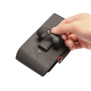 Funda vertical de piel para teléfono con presilla para cinturón y botón a presión.