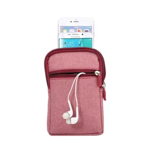 Gedetailleerd overzicht van het rode canvas telefoontasje met handig voorvak met rits.