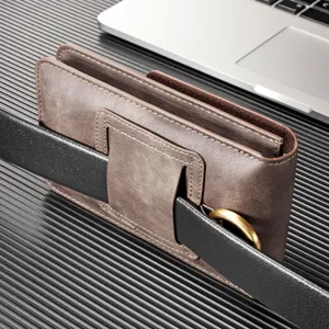 Gran funda de cinturón para teléfono de cuero marrón con presilla y anillo de metal.
