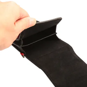 Primer plano de la funda de teléfono vertical de cuero negro con ranuras dobles.