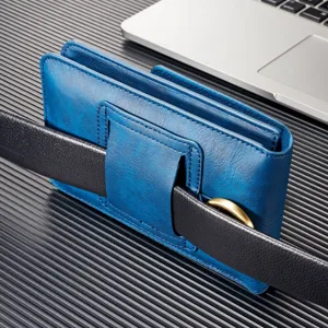 Detalle de funda de teléfono de cuero azul, bolso de cinturón para smartphones.
