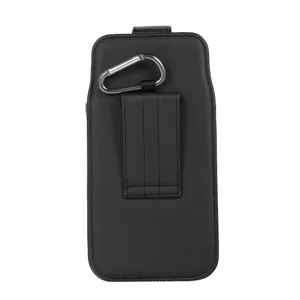 Detalle de funda de teléfono vertical de cuero PU negro con presilla para cinturón y mosquetón