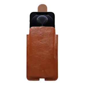 Detailansicht der braunen Leder Handytasche Schutzhülle mit praktischer Lasche und Design.