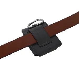 Vista detallada de funda de cuero negro para cinturón con mosquetón para teléfono plegable.