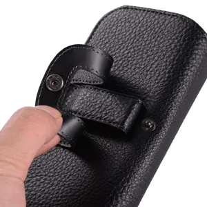 Detailansicht der schwarzen Leder Handytasche, Litschi-Muster Gürtelholster mit Druckknopf.