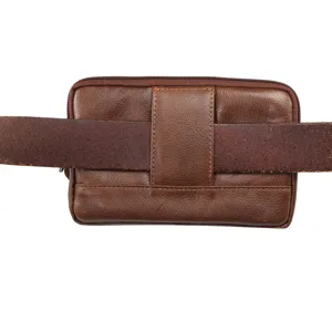 Vista detallada de funda para teléfono de cuero marrón con presilla para cinturón.