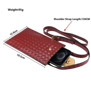 Dettaglio borsa a tracolla intrecciata con dimensioni, design leggero 95g e tracolla 130cm.