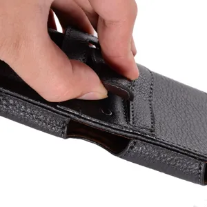 Schwarzes Leder Handyholster Detail mit Litchi Muster, geschwungener Klappe und Verschluss.