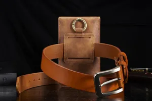 Detailansicht braune Leder Handytasche mit Gürtel, Retro Stil doppelter Taillenbeutel.