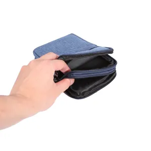 Gedetailleerd overzicht van het waterdichte canvas telefoontasje met dubbele vakken.