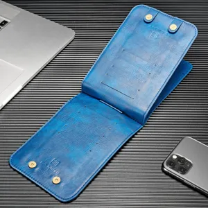 Detalle de funda de teléfono de cuero azul con ranuras para tarjetas y cierre de broche seguro.