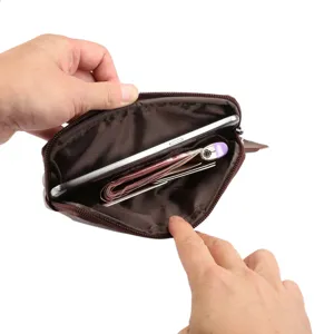 Billetera de cuero marrón vista interior, compartimentos prácticos para tarjetas y billetes.