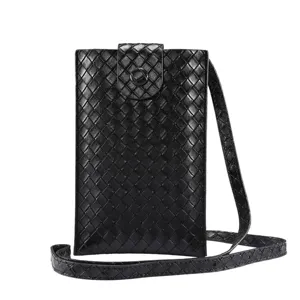 Dettaglio borsa a tracolla per telefono in pelle intrecciata nera, custodia stile intrecciato.