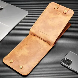 Vista detallada de la gran funda de cuero marrón para teléfono con ranuras para tarjetas.