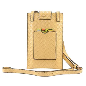 Borsa a tracolla per telefono in pelle intrecciata gialla con cinturino e tasca.