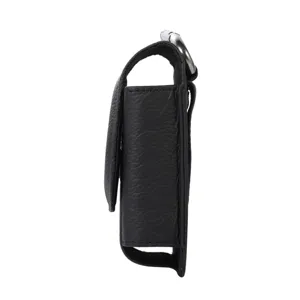 Vista detallada de funda de teléfono de cuero negro, estuche protector plegable para cinturón.