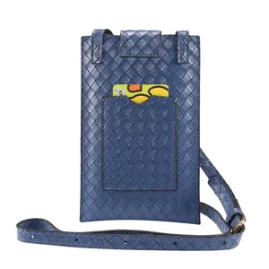 Primo piano del dettaglio della custodia per telefono in pelle intrecciata blu con tracolla.
