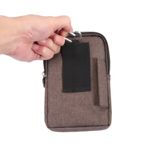 Gedetailleerd overzicht van bruine canvas telefoontas heuptas met karabijnhaak voor buiten gebruik.