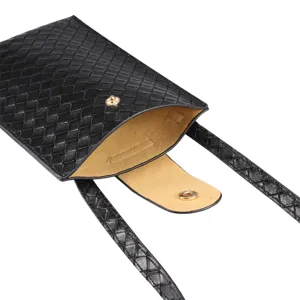 Dettaglio pochette telefono intrecciata nera, tracolla in pelle con bottone a pressione.