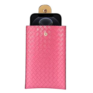 Dettaglio custodia per cellulare in pelle intrecciata rosa con trama fine e chiusura dorata.