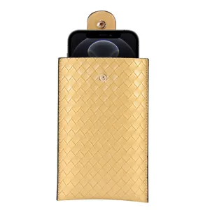 Vista dettagliata della custodia per cellulare in pelle intrecciata gialla con bottone.