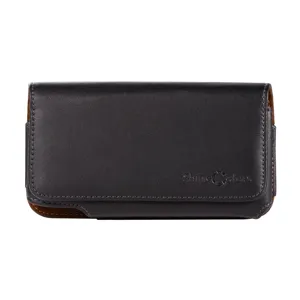 Vue détaillée d'étui de téléphone en cuir noir avec doublure intérieure marron et coutures.