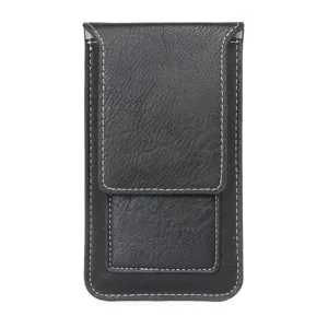 Vue rapprochée de l'étui de téléphone en cuir noir avec des coutures blanches nettes.