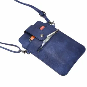Blauwe lederen crossbody telefoon tas detail weergave met voorzak en verstelbare riem