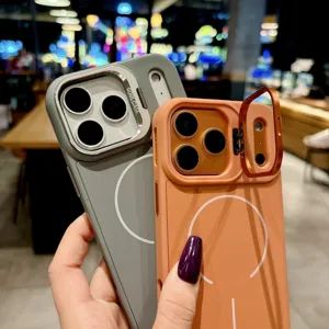 Détail de coque de téléphone en silicone avec anneau magnétique et support caméra pliable.