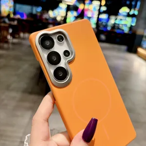 Oranje magnetische telefoonhoes voor smartphone, huidvriendelijke anti-val beschermhoes.