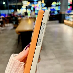 Zijaanzicht van de beschermende telefoonhoes met nauwkeurige knoppen en fijne afwerking.