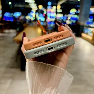 Vue détaillée coque téléphone silicone, découpes précises port charge et haut-parleurs, doux.