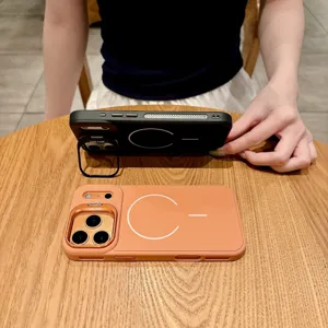 Vue détaillée de coque de téléphone MagSafe en silicone avec support et protection.