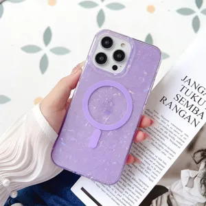 Funda de teléfono MagSafe de mármol brillante morado detalle con textura exquisita.