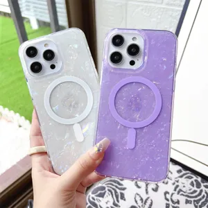 Primer plano detallado de la funda de teléfono magnética con textura de concha brillante.