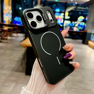 Vue detaille de la coque de telephone en silicone magnetique noire avec support.