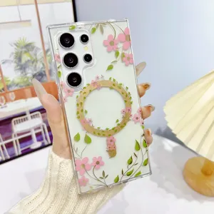 Transparante magnetische telefoonhoes detail met roze bloemen en elegante gouden ring.