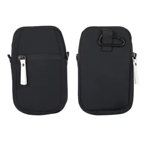 Dettaglio di piccola tasca in nylon nero multifunzionale con tasca con zip e moschettone.